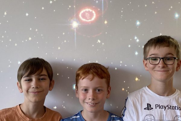Schüler der 5c vor der Aufnahme einer Supernova